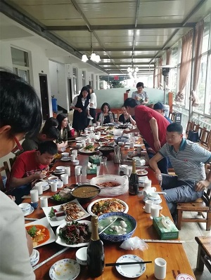 趙同學的安排下,大家一起進行了晚宴 趙同學的安排下,大家一起進行了晚宴